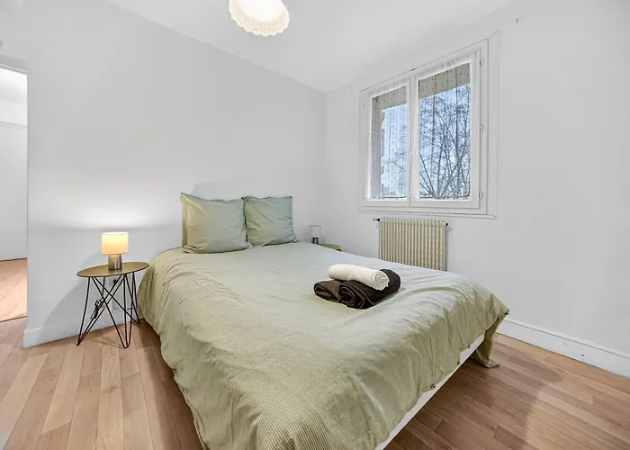 Calme Et Confortable Au Bord Du Canal